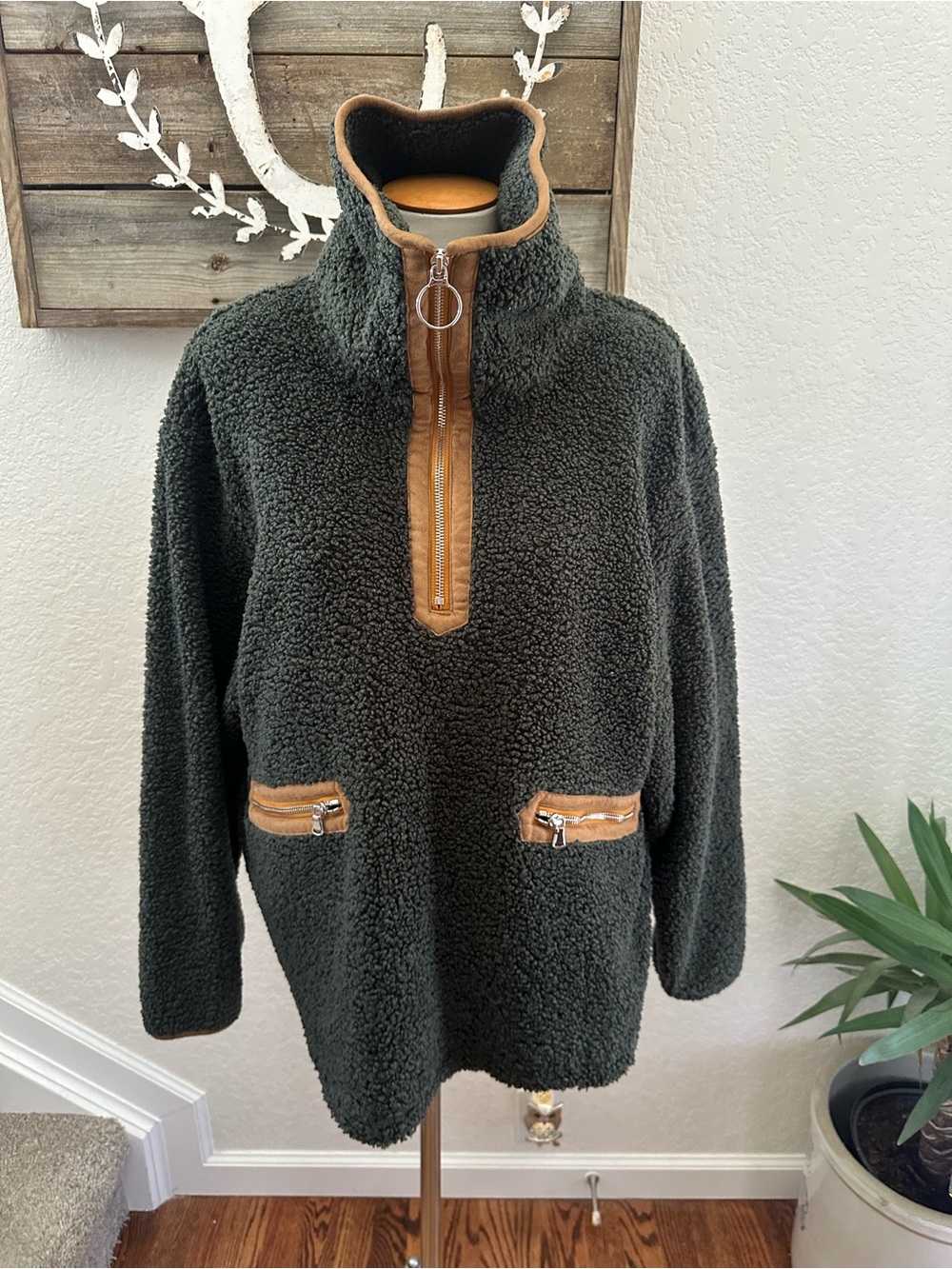 Varley Sherpa Pullover with‎ Tan Trim - Olive Green ladies size Large